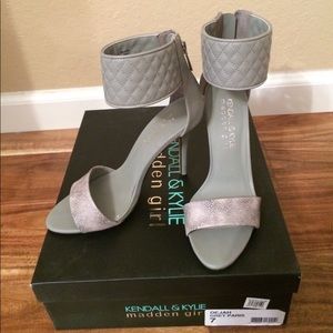 Kendall & Kylie- Sexy ‘Dejah’ grey heel sandal